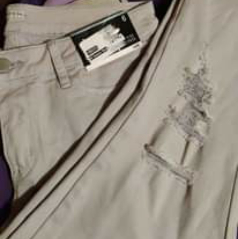 a.n.a brand new with tags size 6 distressed jeans